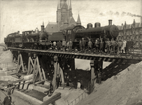 165807 Afbeelding van de beproeving van de spoorweghulpbrug over de Spaarndammerstraat te Amsterdam, met enkele ...